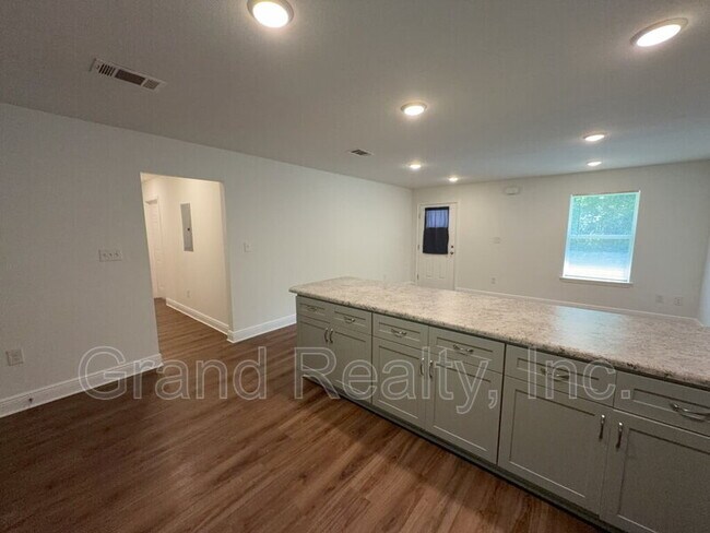 Foto del edificio - 5098 Bruner St