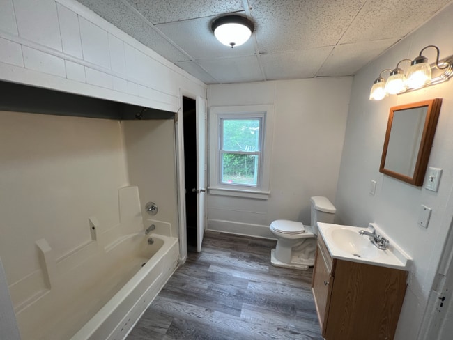 Building Photo - 313 Main St