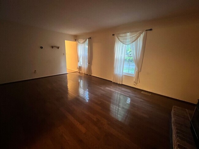 Foto del edificio - Charming 4 BR/2.5 BA Single-Family Home in...