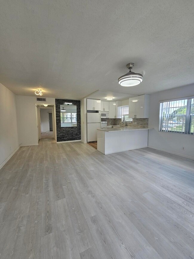 Building Photo - 105 Windsor E