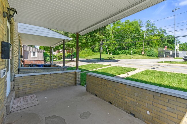 Foto del edificio - Updated Duplex In Brookline