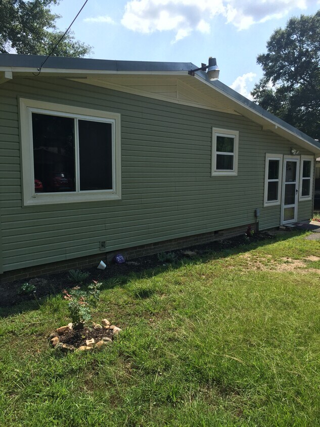 Building Photo - 307 Sunset Dr