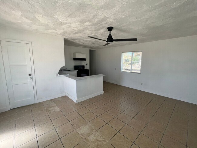 Foto del edificio - 2 Bedroom 1 Bath Home - Large Lot - Close to 29 Palms Marine Base