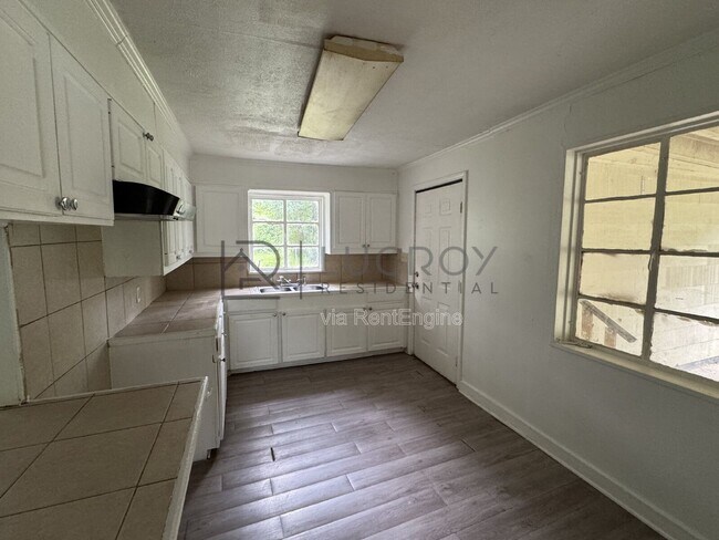 Building Photo - 323 Colonial Dr
