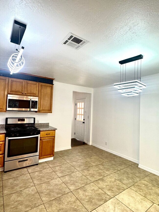 Foto del edificio - 8839 Tilden Ave