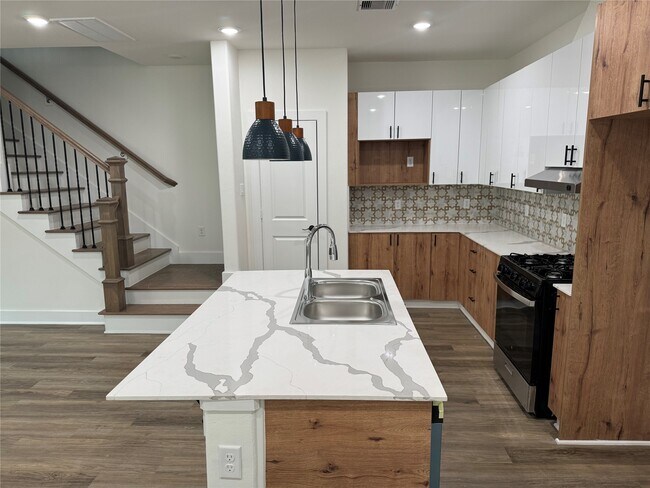 Building Photo - 851 S Victory Dr