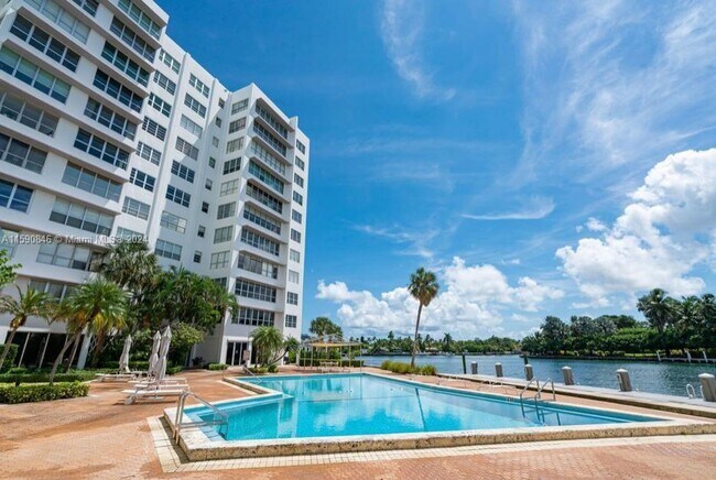 Building Photo - 9100 W Bay Harbor Dr