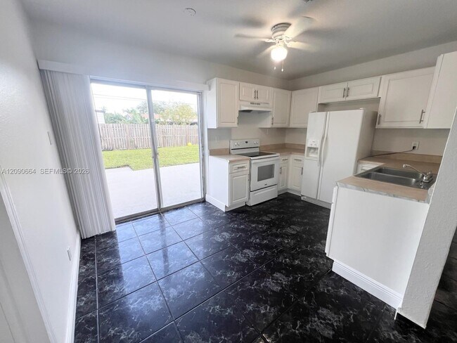 Foto del edificio - 1730 SW 64th Terrace