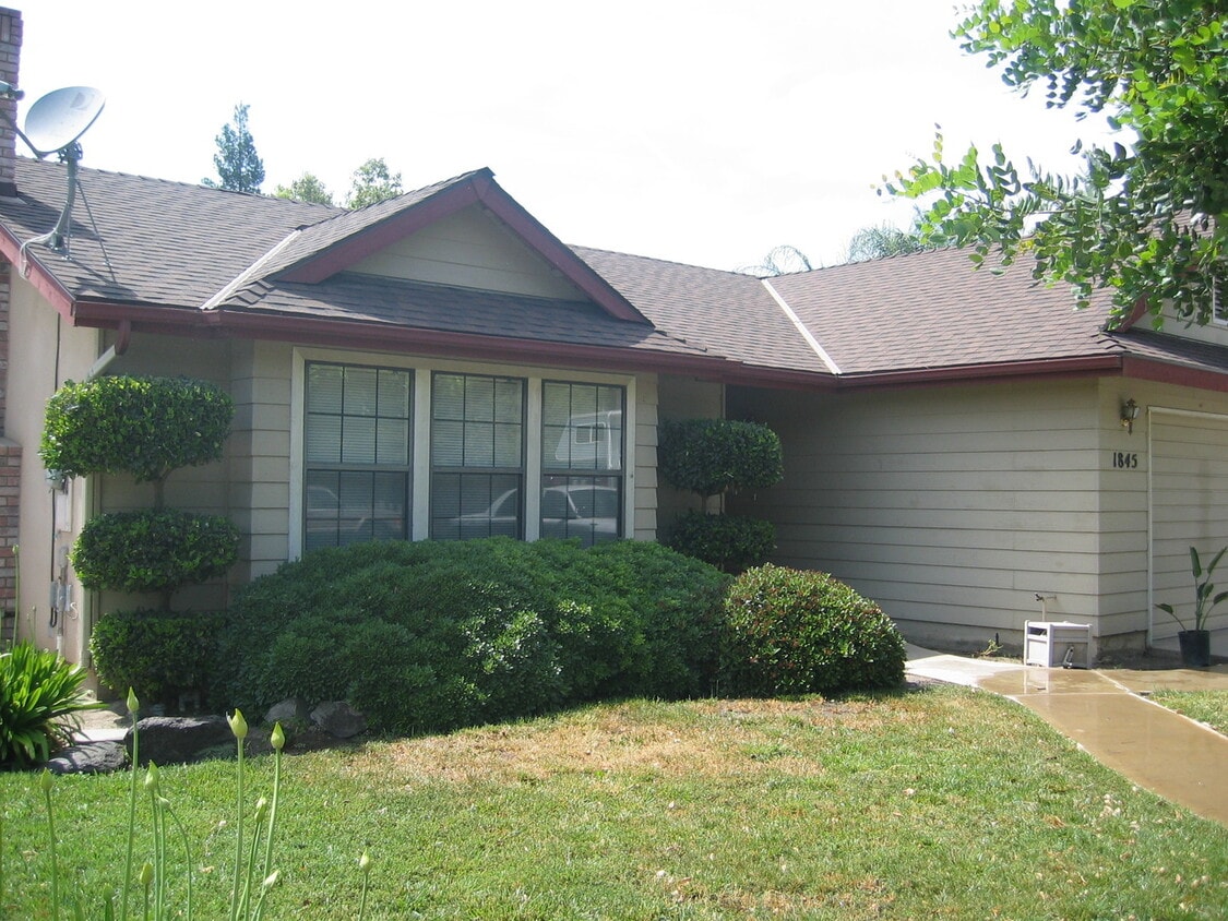 Primary Photo - 1845 N Selina Ct