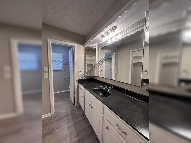 Foto del edificio - 6209 Cloverlawn Ct