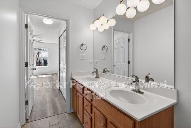 Foto del edificio - 138 Tannenbaum Cir