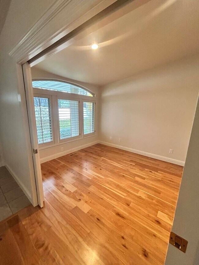 Foto del edificio - Spacious Duplex with 3-Car Garage & Private Patio!