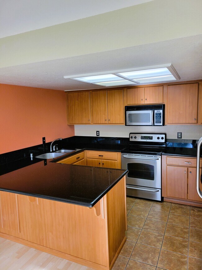 Building Photo - 419 Camelback Rd