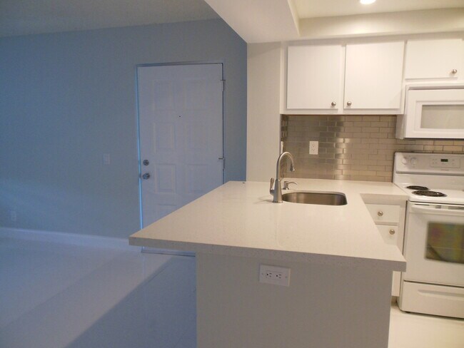 Foto del edificio - ONE BEDROOM ONE BATHROOM! WATERFRONT COMMUNITY!