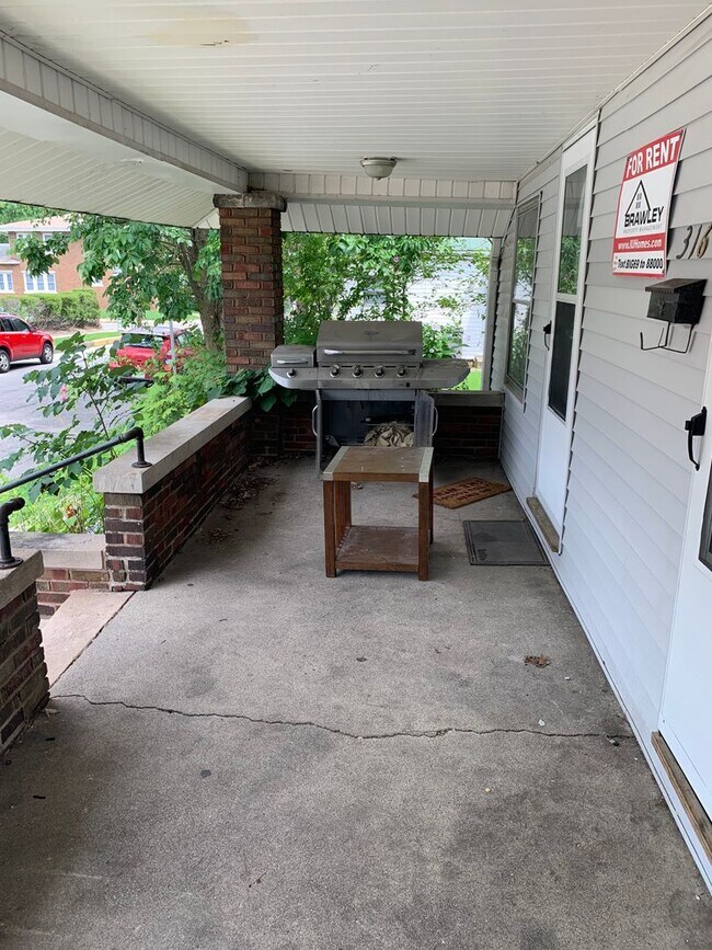 Building Photo - 5 bedroom Available!!  ***AUG 2025*** 5 be...
