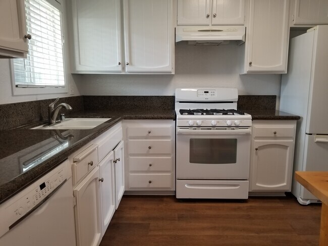 Big kitchen with dishwasher - 1707 Micheltorena St