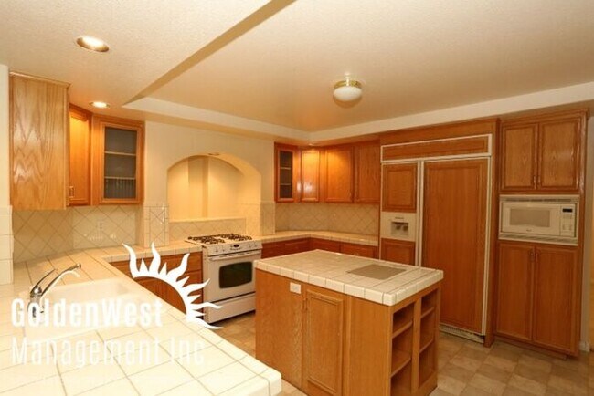 Foto del edificio - Stunning 6Bdm 3Ba Home with Brand New Floo...