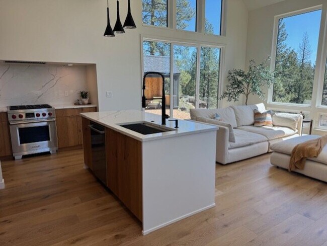 Foto del edificio - Gorgeous new home in Discovery West
