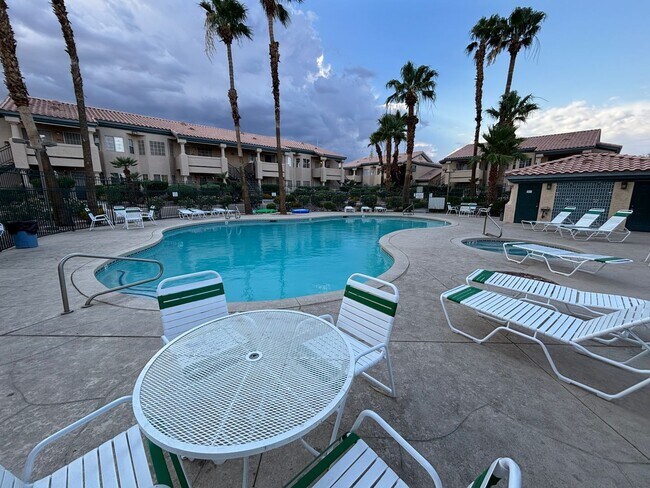 Foto del edificio - Beautiful 2BED/2BATH Condo near The Lakes