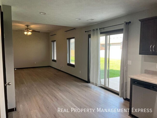Foto del edificio - 3 Bedroom 2.5 Bathroom Townhome