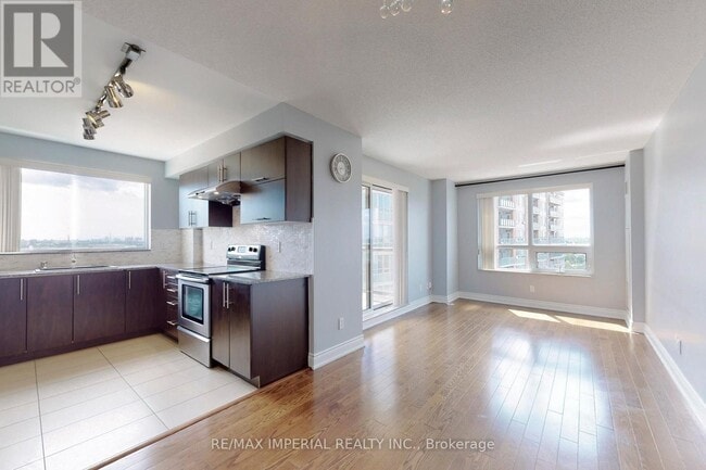 Photo du bâtiment - H-60-1060 S Town Centre Blvd