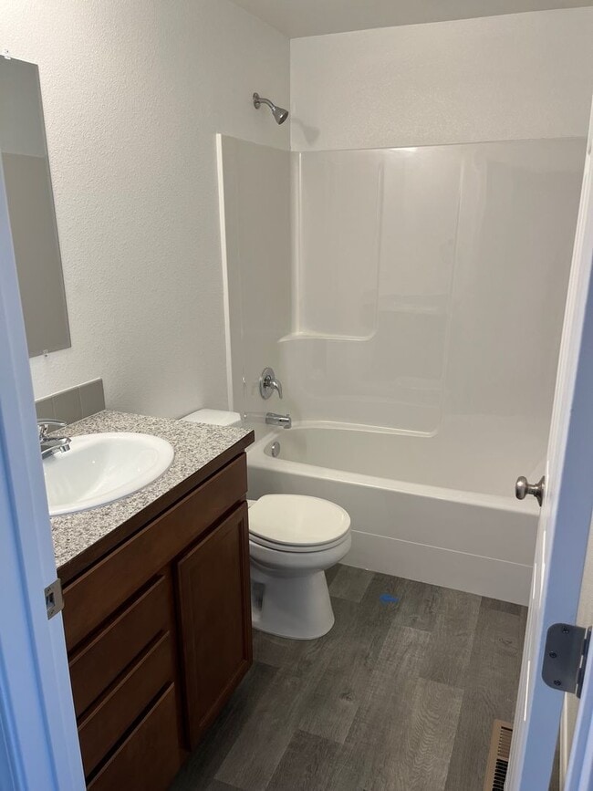 Building Photo - 4 Bedroom Home in Park Orchard Neighborhood