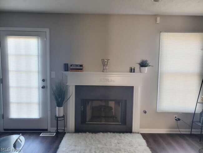 Foto del edificio - 8329 Beacon Pl