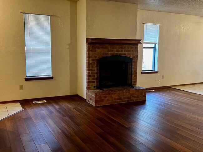 Building Photo - Half duplex in a fantastic location!