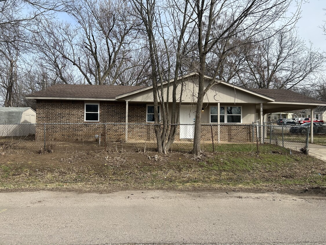 Primary Photo - 1201 N Draper Ave