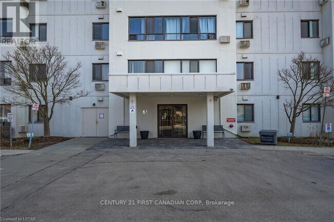 Photo du bâtiment - 135 Base Line Rd W
