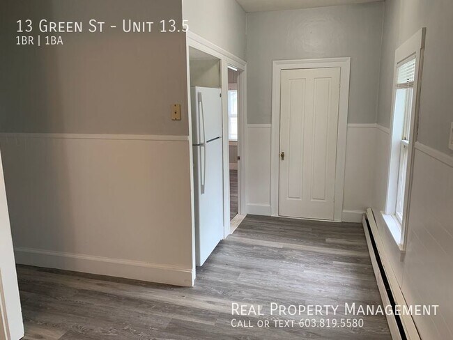 Building Photo - One Bedroom Apartment Available Now!