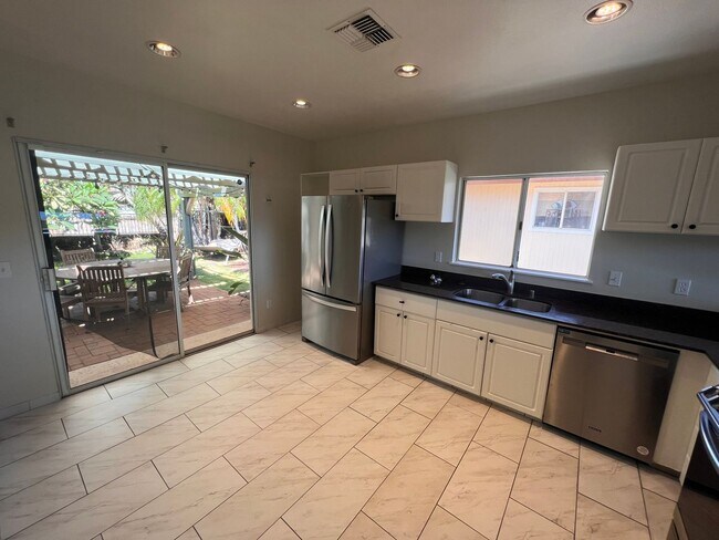 Building Photo - 3 Bedrooms/ 3.5 Baths/ 2 Car Garage