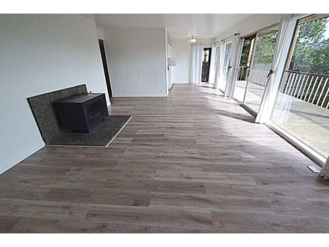 Building Photo - NEW LISTING!! NEW KITCHEN,2 NEW BATHS, QUA...