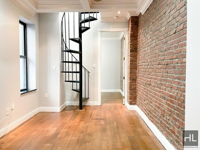Building Photo - Prince Street Perfection - SoHo 1BR – No F...