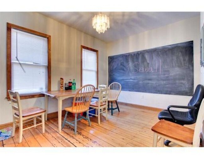 Building Photo - Mission Hill 5bed 2.5 bath available 9/1