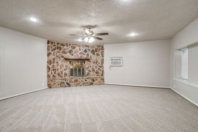 Foto del edificio - Charming 3-Bedroom Home with Fireplace & E...