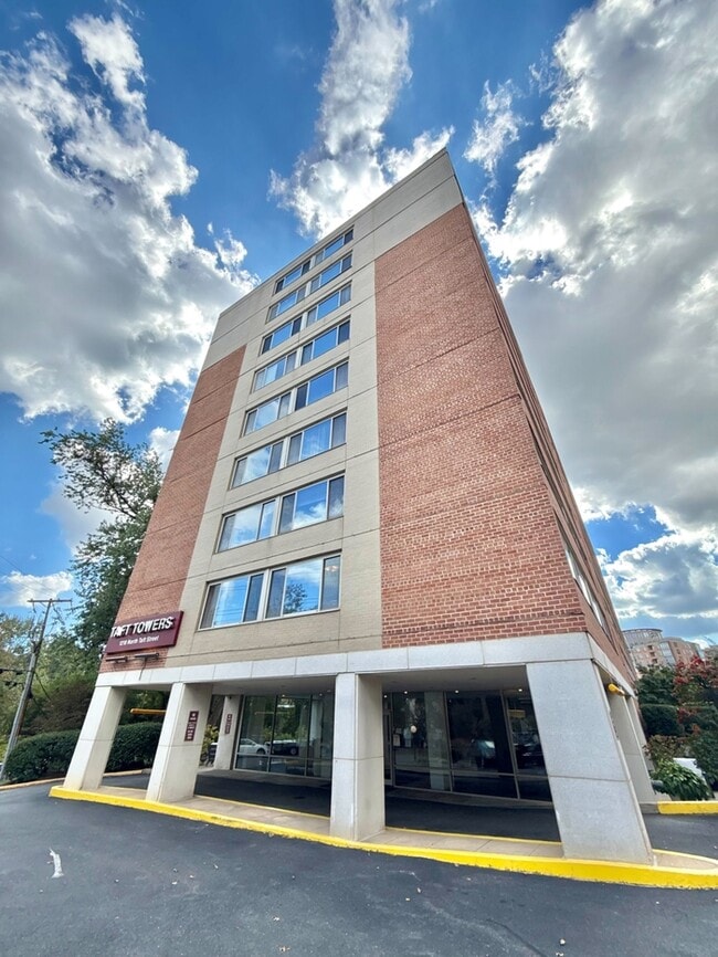 Building Photo - 1210 N Taft St