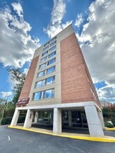 Building Photo - 1210 N Taft St