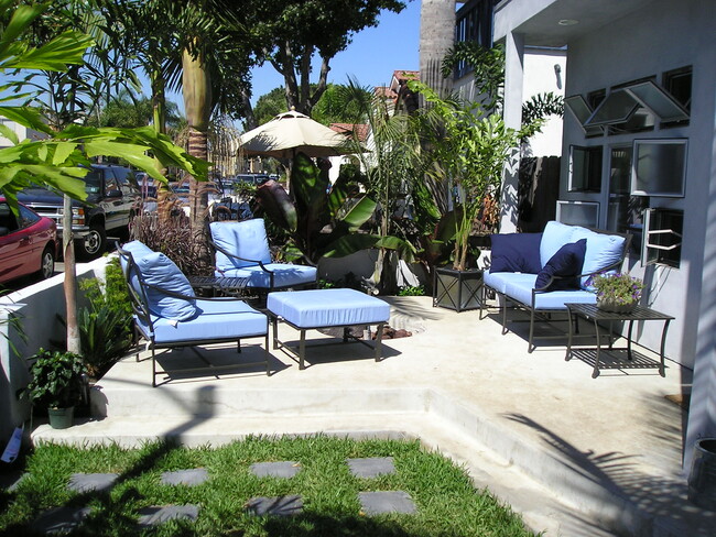 Front Patio 1 - 150 Covina Ave