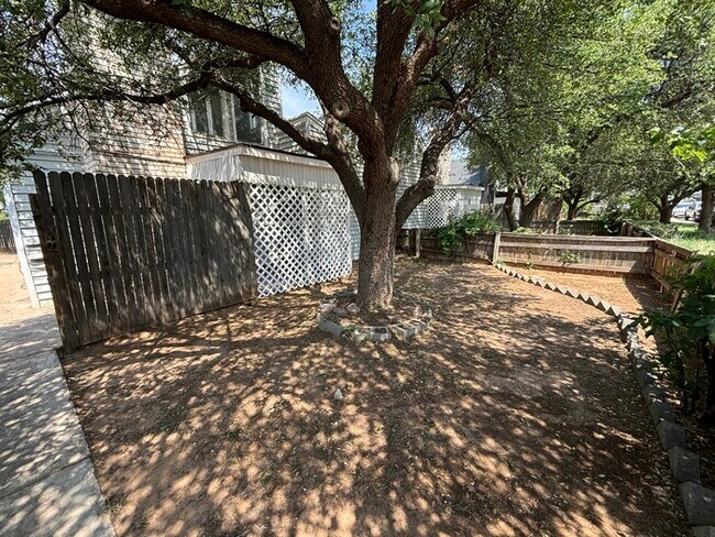 Foto del edificio - 3 bed 2 bath 2 story townhome, 1 carport
