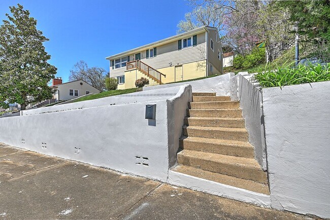Building Photo - 580 Bays View Rd