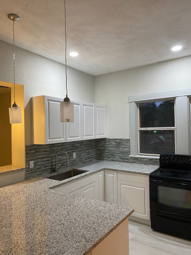 Building Photo - CHARMING 2 BEDROOM 1 BATH APARTMENT HOME - $500 OFF FIRST MONTH RENT!