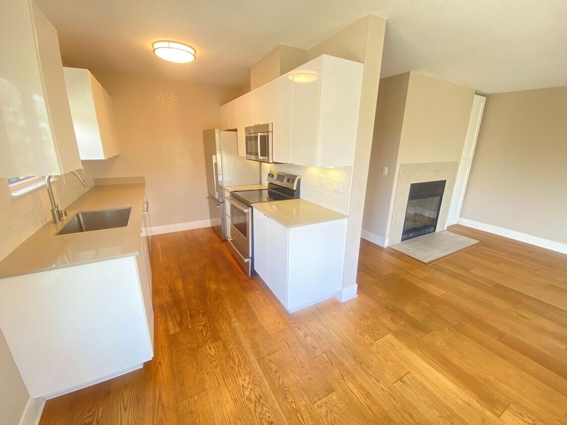 Advent - Low Deposit Bright Top Floor Condo! - Advent - Low Deposit Bright Top Floor Condo!