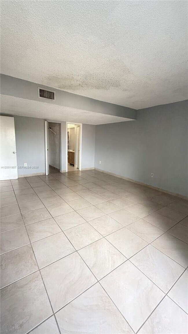 Foto del edificio - 9375 Fontainebleau Blvd