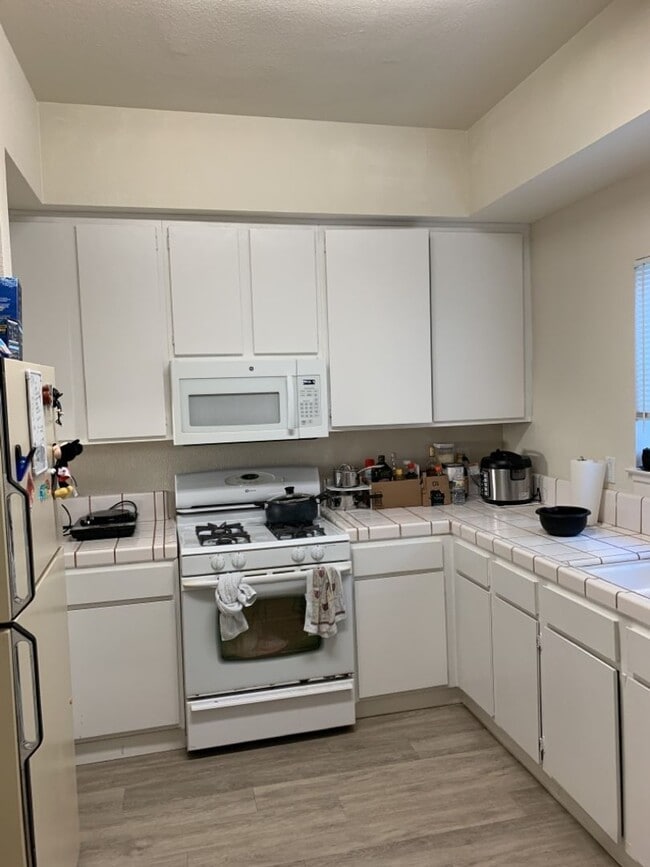 Building Photo - Great 2 bedroom 1.5 Bath condo