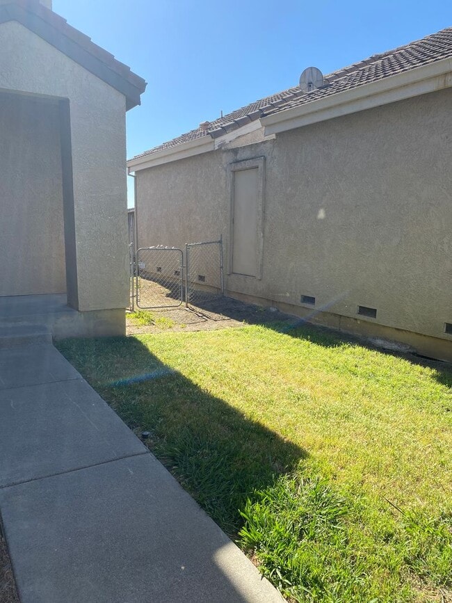 Building Photo - 3 Bedrooms with 2 Primary Bedrooms - Close to Travis Air Base and No Rear Neighbors!