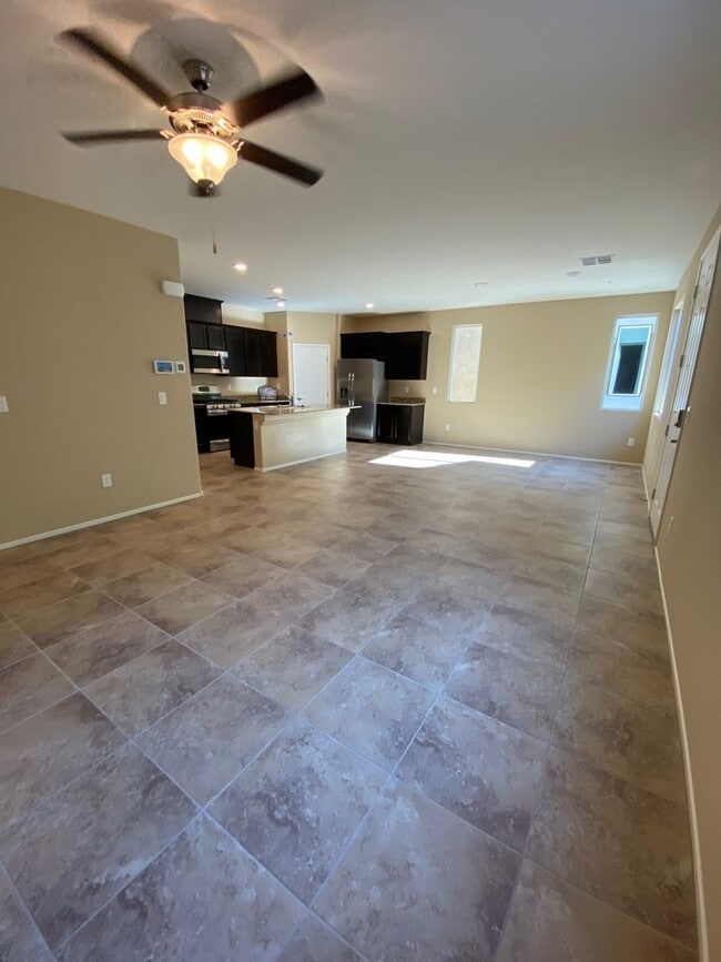 Foto del edificio - Beautiful Townhouse with 3-Car Garage & Loft — A Must-See!