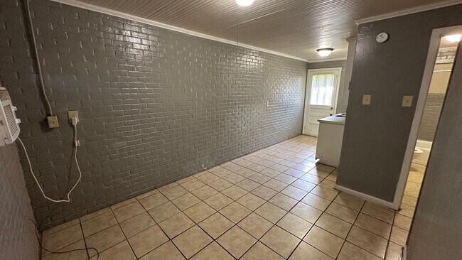 Building Photo - Two Bedroom Apartment in Lafayette!