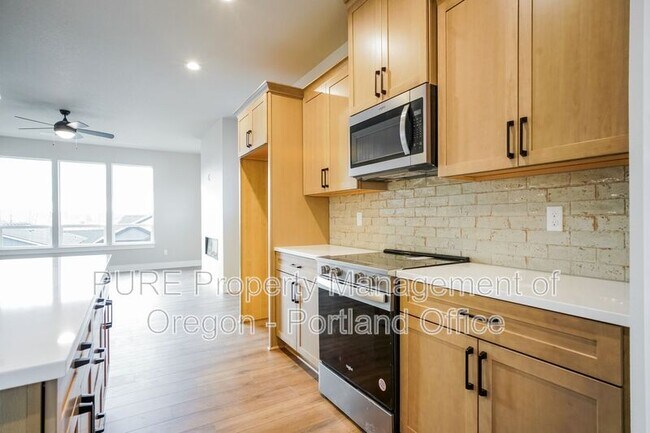 Foto del edificio - 2659 NE Justus Ave