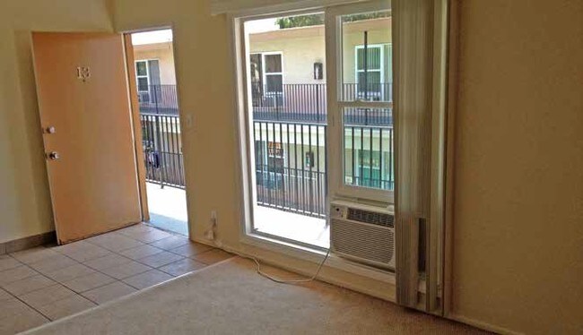 Interior Photo - 921-925 W Lodge Ave